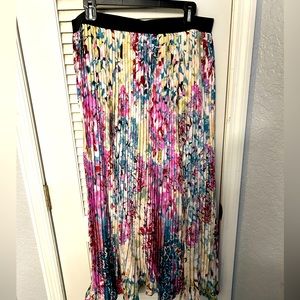 Beautiful pleated maxi skirt with elastic waistband